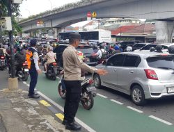 Menciptakan Keamanan dan Kelancaran Lalu Lintas di Pagi Hari: Kolaborasi Kapolsubsektor Tanah Tinggi dan Dishub
