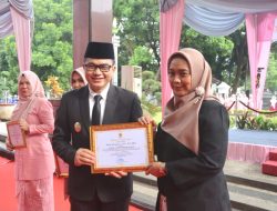 Kapolresta Cirebon Terima Penghargaan Gender Champions Bidang Hukum dalam Peringatan Hari Ibu ke-96 Tingkat Kabupaten Cirebon Tahun 2024