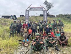 Satgas Yonif 715/Mtl Laksanakan Gotong Royong dan Makan Bersama Masyarakat