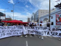 Bawa Bendera Raksasa, Mahasiswa Desak Pemkot Tutup THM di Kota Serang