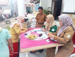 Pemdes Gempol Kec Gempol Bersama Puskesos Menyalurkan Bantuan Beras Bulog kepada 489 Keluarga Penerima Manfaat
