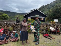 Satgas Yonif 715/Mtl Bagikan Sembako Kepada Masyarakat