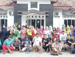 Pemdes Wangi Mekar Kotabaru Karawang, Lakukan Giat Jum at Bersih Bersih, Dihalaman Kantor Desa.