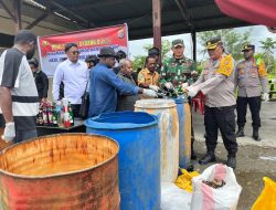Dandim 1715/Yahukimo dan Kapolres Yahukimo Musnahkan Minuman Keras Hasil Patroli Gabungan TNI-POLRI di Yahukimo pada Tahun Baru 2025