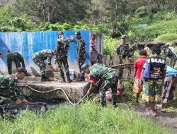 Babinsa Koramil 1715-03/Kurima Bantu Warga Kampung Polimo dalam Kegiatan Kebersihan dan Perbaikan Saluran Air