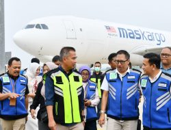 PJ Gubernur Jabar Bey Machmudin Sambut Kedatangan Kargo Perdana di Bandara Kertajati