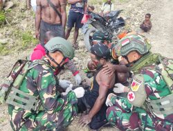 Sigap, Satgas Yonif 715/Motuliato Berikan Pertolongan Kepada Masyarakat Yang Mengalami Kecelakaan, di Jalan Trans Mulia – Sinak