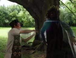 Kisah Tentang Sholat, Pak Ustadz Dan Jin Penunggu Pohon