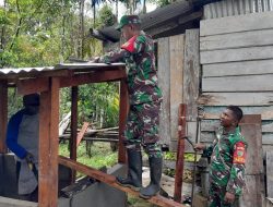 Wujudkan Lingkungan Yang Sehat, Babinsa Koramil Agimuga Bantu Warga Bangun MCK