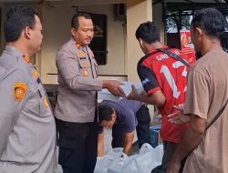Kapolsek Kawasan Muara Baru Jakarta Utara, Berbagi Kebahagian, Berikan Makanan Siap Santap