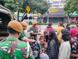 Batalyon Arhanud 6/BAY Melaksanakan Kegiatan Berbagi Setiap Jumat Membagikan nasi kotak.