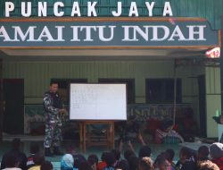Peduli Pendidikan Anak-Anak, Anggota Kodim 1714/Puncak Jaya Memberikan Materi Calistung Kepada Pengungsi