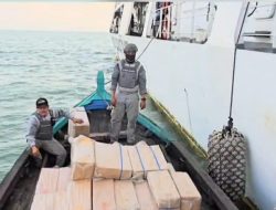 Bakamla RI Tangkap Kapal Kayu Bermuatan Rokok Ilegal 200 Ball di Perairan Tembilahan