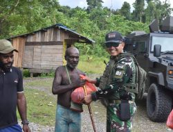 Dandim 1710/Mimika Laksanakan Patroli Wilayah Sekaligus Melaksanakan Komsos Dengan Masyarakat