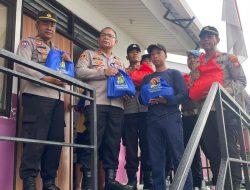 Polri Peduli Masyarakat Bagikan Sembako di Rumah Apung Muara Angke Jakarta Utara