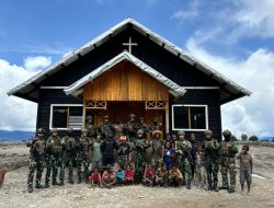 Satgas Yonif 112/DJ Berbagi Alkitab dan Pelayanan Kesehatan di Gereja Gigi Jigonikme