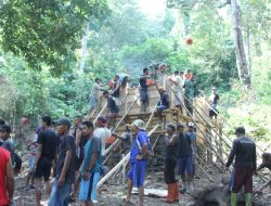 Semangat Warga Desa Malbufa Dalam Pengecoran Bak Air Program TMMD Ke-123 Kodim 1510/Sul