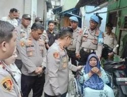 Kapolres Metro Jakarta Utara Berikan Kursi Roda untuk Warga Lansia Terdampak Banjir di Cilincing