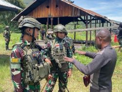 Satgas Yonif 112/DJ Bergotong Royong Bantu Renovasi Rumah Masyarakat di Distrik ILU Puncak Jaya