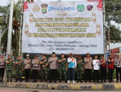 Sinergi TNI – Polri Bagikan Takjil Kepada Masyarakat