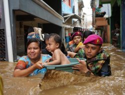 MARINIR BANTU EVAKUASI WARGA YANG TERJEBAK BANJIR.