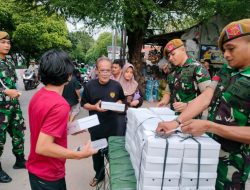 Prajurit Batalyon Arhanud 6/ BAY Adakan Kegiatan Sosial Bagikan Nasi Kotak Untuk Berbuka Puasa.