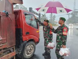 Tingkatkan Amal Ibadah dan Toleransi di Bulan Suci Ramadhan, Koramil 1710-03/Kuala Kencana Bagikan Takjil Gratis Kepada Warga