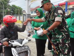 Warga Kodim 1710/Mimika Kembali Bagikan Takjil Gratis Buka Puasa Kepada Masyarakat Pengguna Jalan