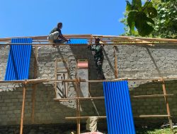 Kekompakan Dalam Kebersamaan, Satgas TMMD 123 Kodim 1510/Sula Berjibaku Pasang Atap RTLH Milik Warga Desa Wailau