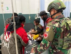 Aksi Heroik, Satgas Yonif 715/Mtl Bantu Evakuasi Anak Papua ke RS