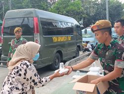prajurit Batalyon Arhanud 6/Bay Gelar Kegiatan Pembagian Nasi kotak diBulan Suci Ramadhan.