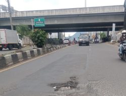 Hati-hati Bila Melintas, Baru Ditambal Aspal Jalan Raya Sukarno Jatinangor Sudah Rusak