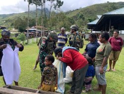 Pos Tinggi Nambut Satgas Yonif 112/Dharma Jaya Bagikan Sarana Penggalangan Kepada Masyarakat Kampung Pagargom