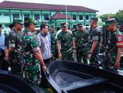 TNI Salurkan 70 Boat Polyethylene untuk Bantu Penanggulangan Banjir di Bekasi