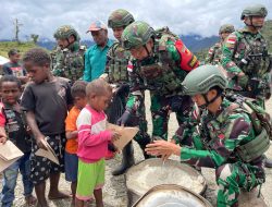 Makan Bersama dan Pemeriksaan Kesehatan Wujud Kepedulian Satgas Yonif 715/Mtl
