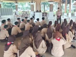 Serma Tatang anggota Kodim 0610/Sumedang, memberikan Materi Pengenalan Saka Wira Kartika