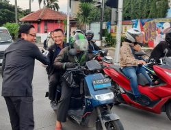 Peduli Sesama, PWI Jakarta Barat dan Aparat Kompak Berbagi Takjil di Jalan Daan Mogot.