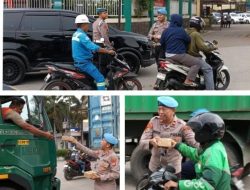 Div Propam Polri dan Sipropam Polres Kepulauan Seribu Bagikan Takjil untuk Warga