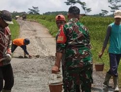 Babinsa Koramil 1012 Jatinunggal Bersama Warga Gelar Kerja Bakti Melaksanakan Perehaban Jalan