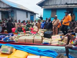 Babinsa Koramil Kimaam Salurkan Sembako untuk Warga Terdampak Banjir Rob