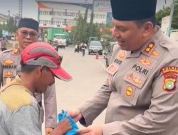 Ramadhan Berbagi Keberkahan, Kapolres Bagikan Sembako dan Himbauan Mudik Aman Keluarga Nyaman dan Hotline 110