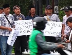 LSM bersama Masyarakat Simpatisan TNI di Sumedang Melakukan Aksi Damai dan Bagikan Takjil Kepada Pengendara yang Melintas