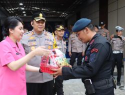 Kapolres Pelabuhan Tanjung Priok, Lakukan Pengecekan & Berikan Bingkisan Kepada Personel Pos Pam Dan Pos Yan Mudik Lebaran