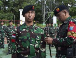 Komandan Satuan Tugas Pengamanan Perbatasan (Dansatgas Pamtas) RI-Malaysia Yonkav 12/BC Pimpin Langsung Upacara Kenaikan Pangkat