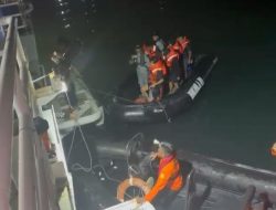 Bakamla RI Evakuasi 12 Kru Kapal Terbakar di Perairan Banten