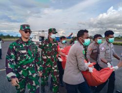 Kodim 1715/Yahukimo Bantu Polri Evakuasi Jenazah Korban Kekejaman OPM di Muara Kum, Distrik Seradala