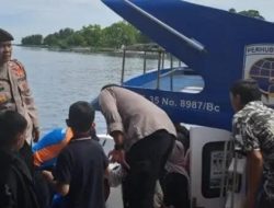 Polisi Humanis Polsek Kepulauan Seribu Utara Bantu Penumpang di Dermaga Pulau Kelapa