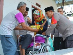 Polisi Beri Bantuan Kursi Roda untuk Penderita Celebral Palsy-Lansia di Bekasi dan Karawang