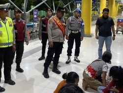Polisi Pelabuhan Tanjung Priok Bantu Keluarga Terlantar Pulang ke Depok
