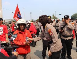 Aksi Humanis Polres Pelabuhan Tanjung Priok Bagikan Minum dan Roti Saat Buruh Rayakan May Day